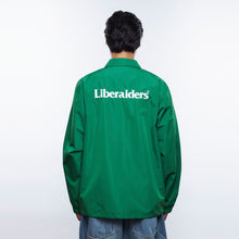將圖片載入圖庫檢視器 Liberaiders OG 標誌教練夾克（綠色）
